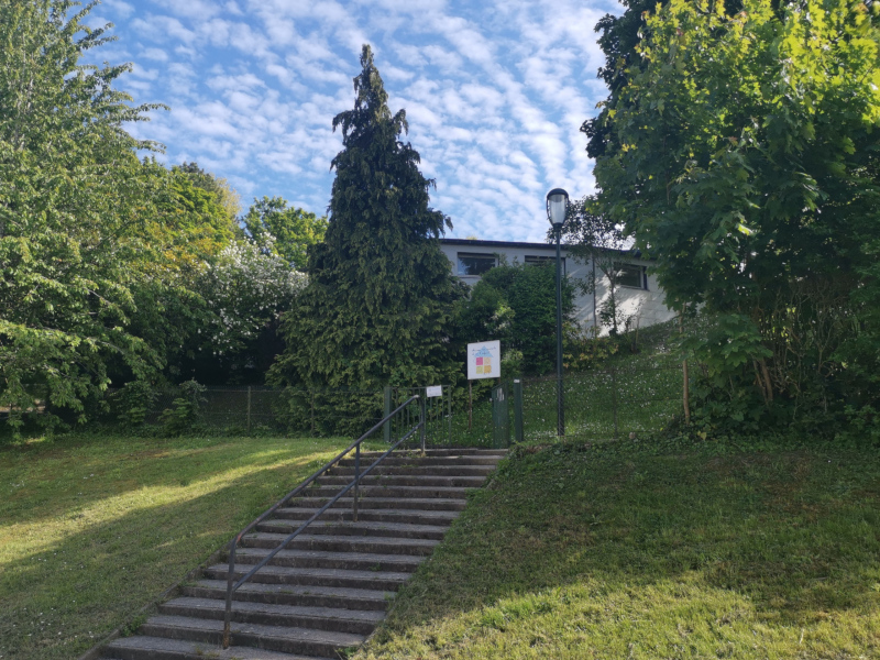 Photo d'un bâtiment au milieu d'un parc arboré.